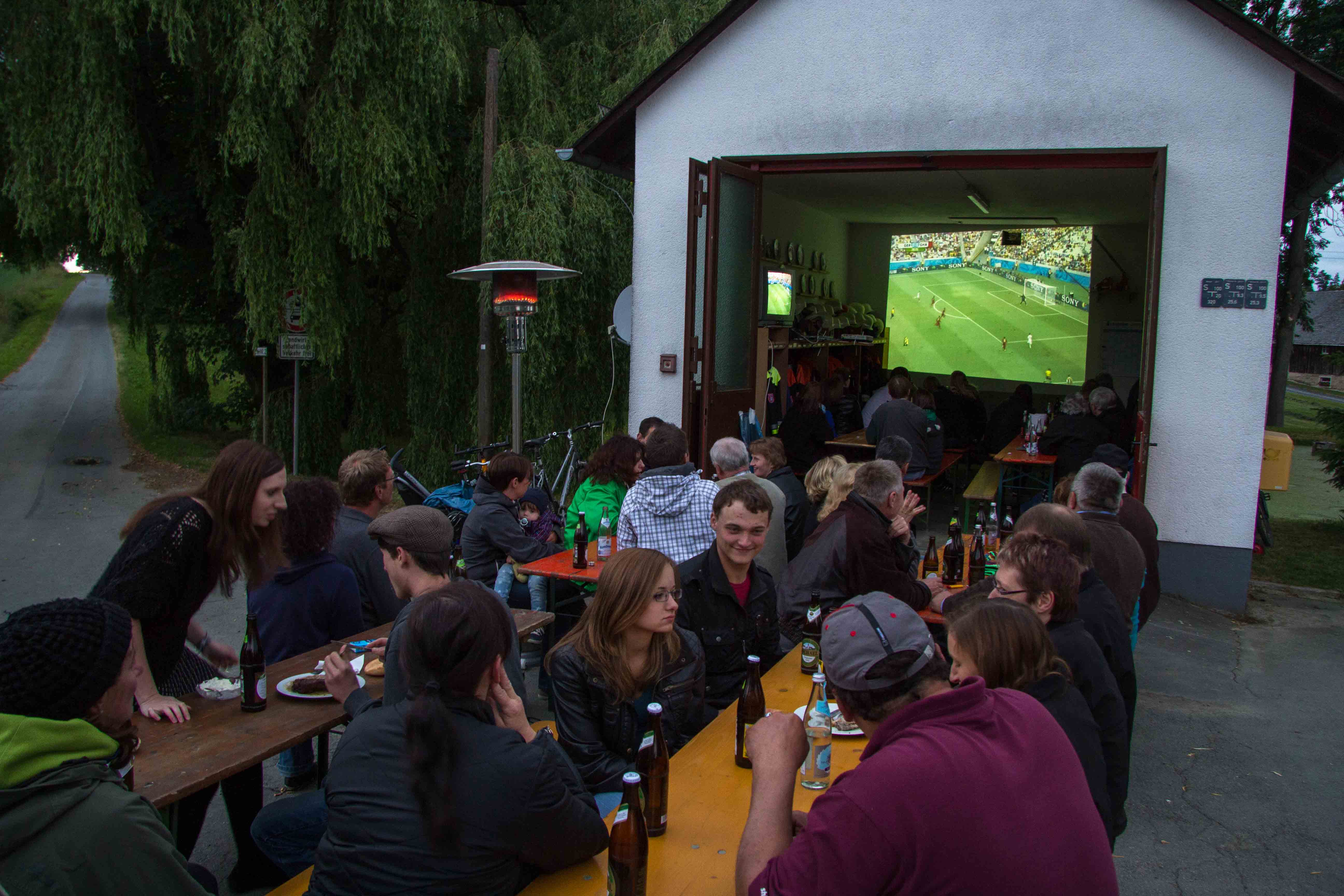 WM-Spiel Deutschland - Ghana; viele Zuschauer in Götzmannsgrün