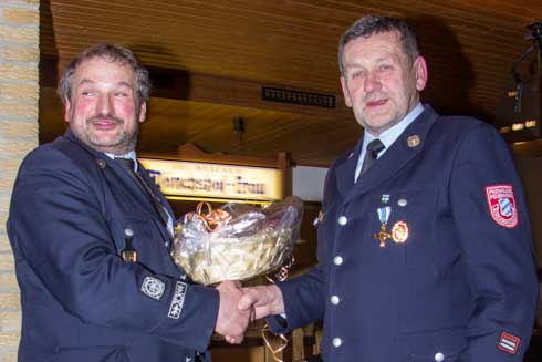 Kommandant Gerald Hick konnte Ehrenkommandant Alfred Schaller für 50 Jahre Feuerwehrmitgliedschaft ehren